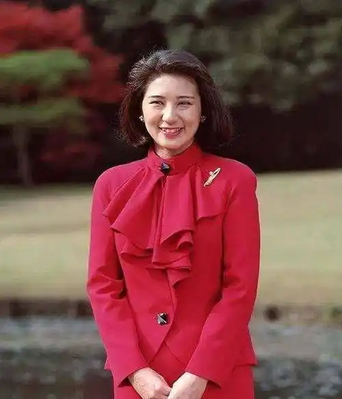 56岁雅子皇后终于现身!隐匿十多年,如今瘦身成功颜值再登巅峰_白色_时