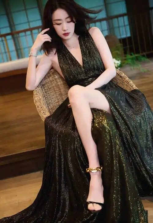 张小斐黑色v领连衣裙大长腿性感写真_高跟鞋_看法