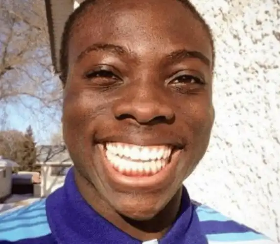 非洲人不用苹果手机的原因是啥看到他们的自拍照网友笑出腹肌