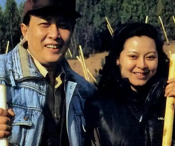 回顾演员壮丽嫁大12岁唐国强婚后连生两子一家五口幸福美满