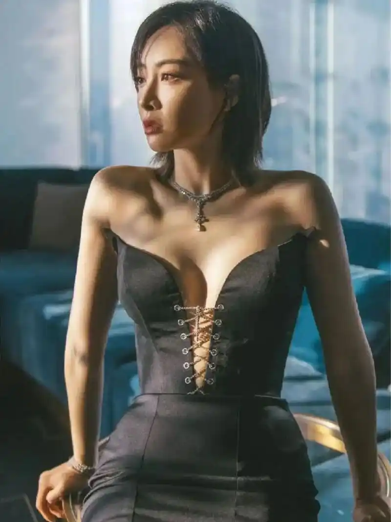 宋茜身穿黑色深v裙大秀天鹅颈,性感迷人  黑色"深v"裙是一种非常性感