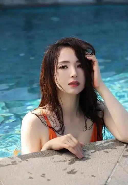 这组照片中,董璇身穿橘红色连体泳衣,展现出她性感又迷人的一面,同时