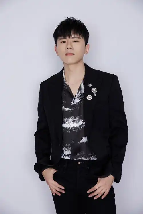 女儿们第一次看张杰演唱会张杰受伤后迅速调整