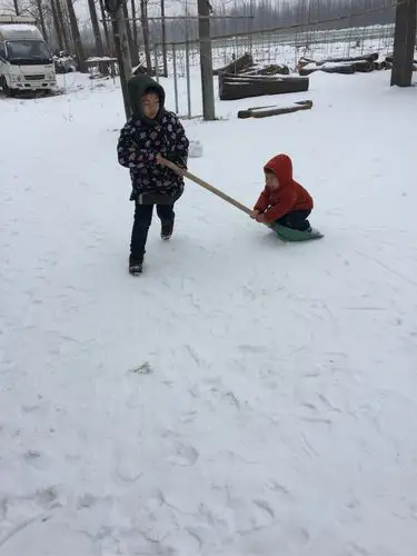 俩兄弟玩的好开心,下雪小朋友最开心了,好想回到童年
