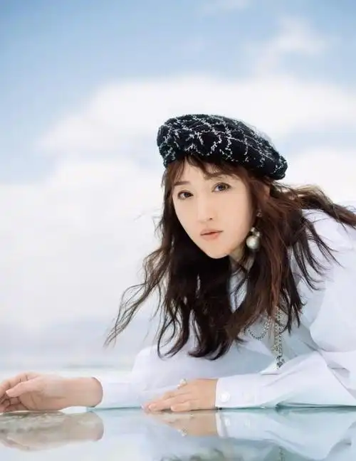 48岁杨钰莹换发型,长发微卷更显妩媚气质,身穿露脐装时尚又减龄