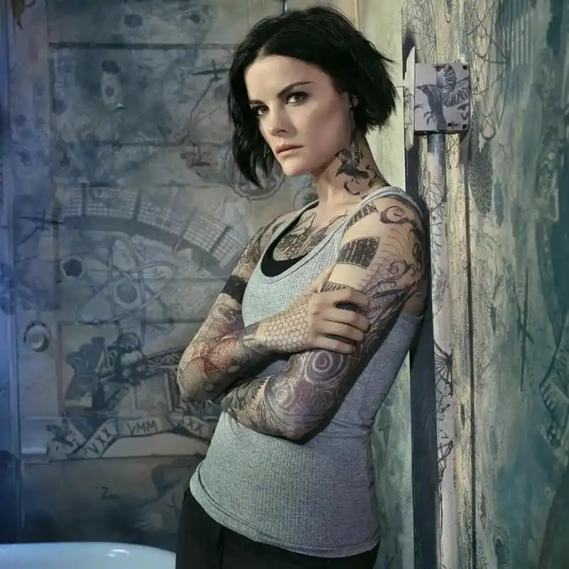 一提的是,杰米·亚历山大在《盲点》中的造型非常炫酷,浑身都是纹身