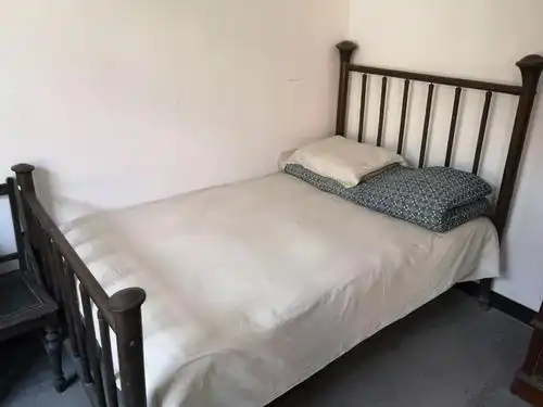 西厢房为里外套间,布置了民国时期的家具,如藤椅,书桌,铜床及文房四宝