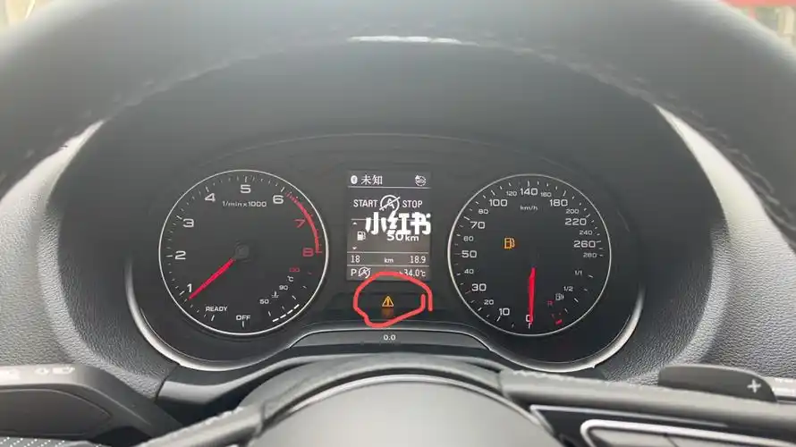 我感觉我的仪表盘和大家的不一样 没有显示油耗啊油耗在哪里看呀