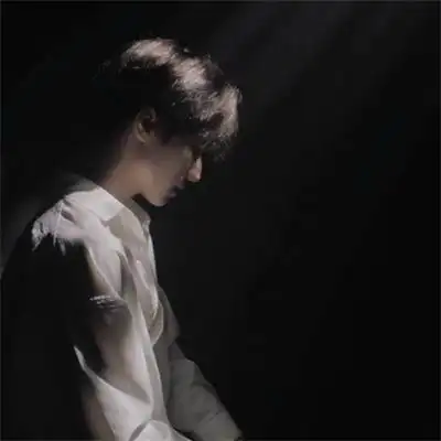 看了让人心疼的伤感男生头像 很丧很抑郁的失落心碎男头最新_男生头像