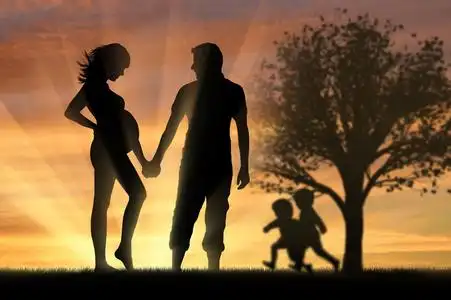 妻子孩子怀孕的妻子和她的丈夫在儿童的背景照片