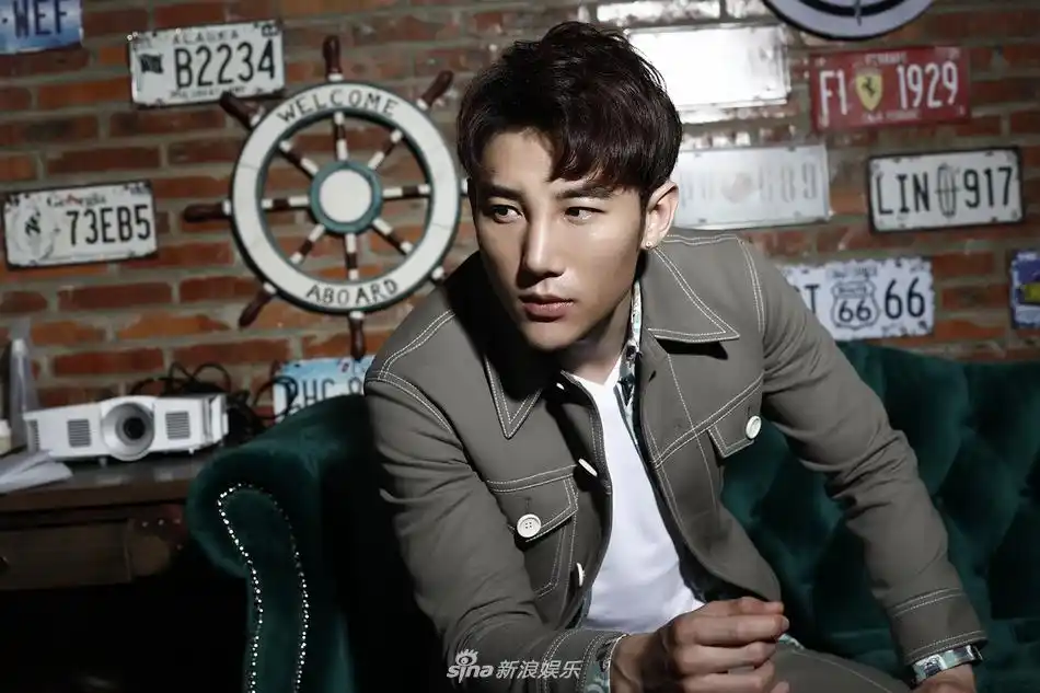 组图:丁一最新写真曝光 "天生衣架"英气逼人