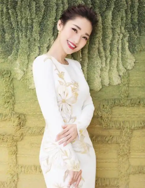 近日,央视主持人蓝羽在个人社交账号上更新出一组自己现身海边散步的