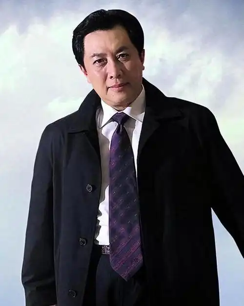 借助孙涛家族的资源,他成功地获得了国家一级演员的称号.