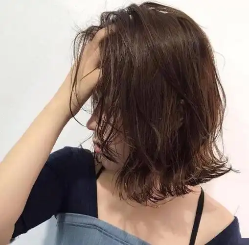 2022流行中短发外翘发型 发尾烫外卷设计减龄又俏皮_女生烫发 - 美发