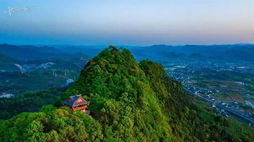 凤凰山又要火火火火火火了因为这里有颗璀璨明珠凤凰阁