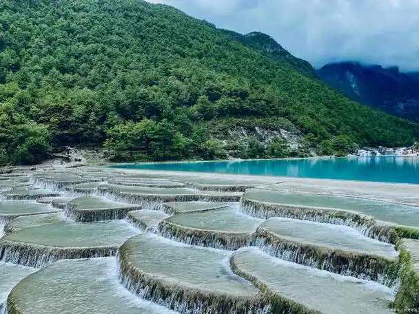 蓝月谷:云南的"小九寨沟",美景如画