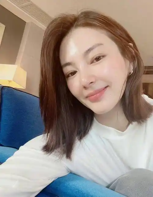 张雨绮短发造型出席红毯,脸僵被吐槽像机器人,网友喊话别再动脸_妈妈