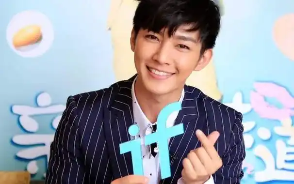 现在他处于一种墙倒众人推的状态,他的前男友站出来控诉炎亚纶的渣男