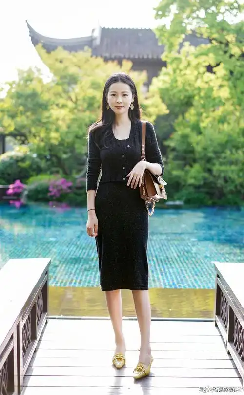 原创三十岁的女人更注重生活品质,精致的服饰搭配,显得成熟又稳重