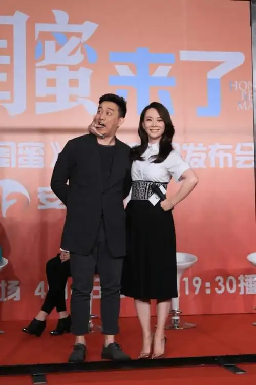 陈数和黄磊搂脖的时候真洒脱虽然穿得挺文艺的但却并不稳重