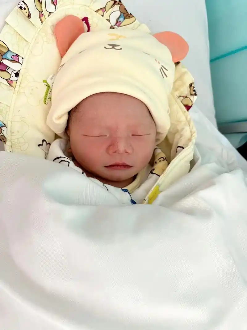 千万不要把宝宝的头捂在被窝里面睡! 宝宝出生第一天白白嫩 - 抖音