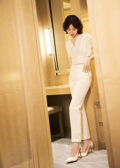 毛晓彤太适合超短发了一身白色套装亮相脚踩恨天高冷艳又大气