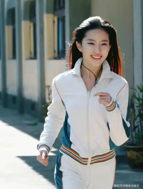 刘亦菲17岁跑步旧照曝光,青春灵动宛若仙女下凡,一颦一笑太养眼