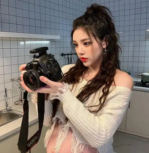 总结:网友们关注网红,就是想从他们的作品和直播中