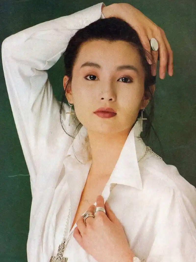 张曼玉,拥有风情万种的个人魅力,也是足以傲视华人的女星.