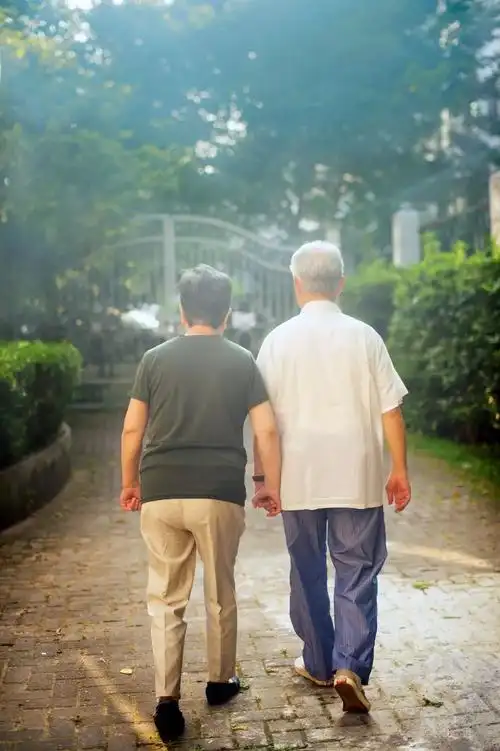 要说秀恩爱,你们还嫩着呢!这对90岁老人,又激起了人们对爱情的渴望