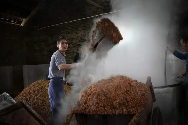 按古法酿制的白酒分有酱香型,浓香型,清香型,米香