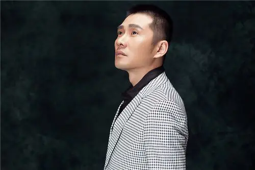 任帅生日曝双色写真 熟男魅力加眼神杀双重撩人