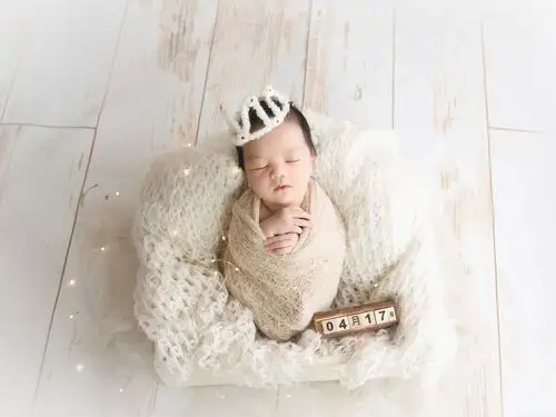 摄影师水水的儿童摄影作品《新生儿》