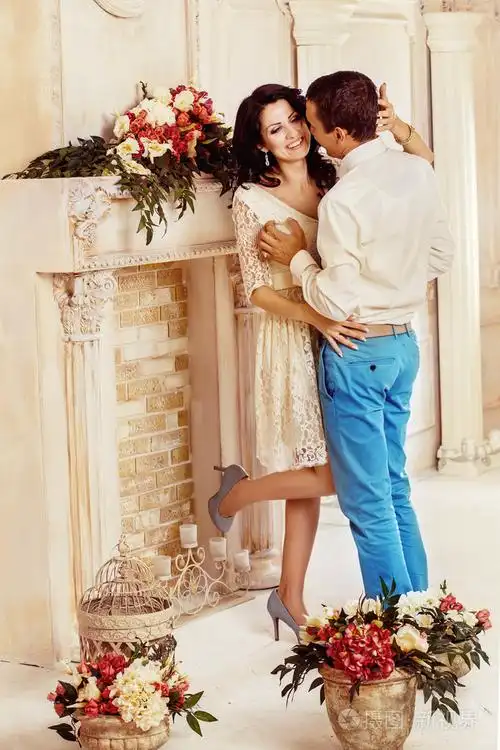 美丽的恋人拥抱在白墙的室内照片-正版商用图片0ecrf2-摄图新视界