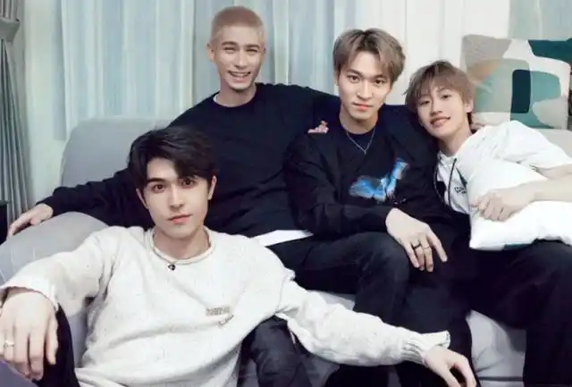 into1成团后不务正业,全员都在带货搞直播,网友对其十分失望