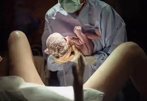 产妇生完孩子很困,被助产士强制问孩子性别,助产士是存心添堵吗