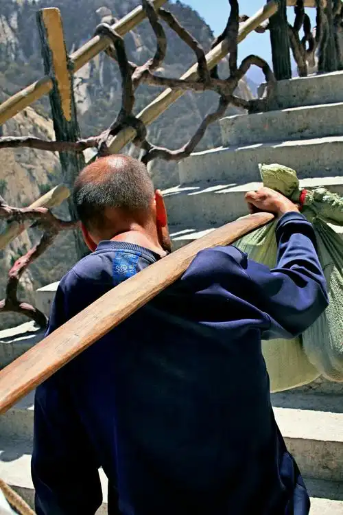 被挤压得变形的肩膀在告诉我,什么是生活的担子,什么是汉子.