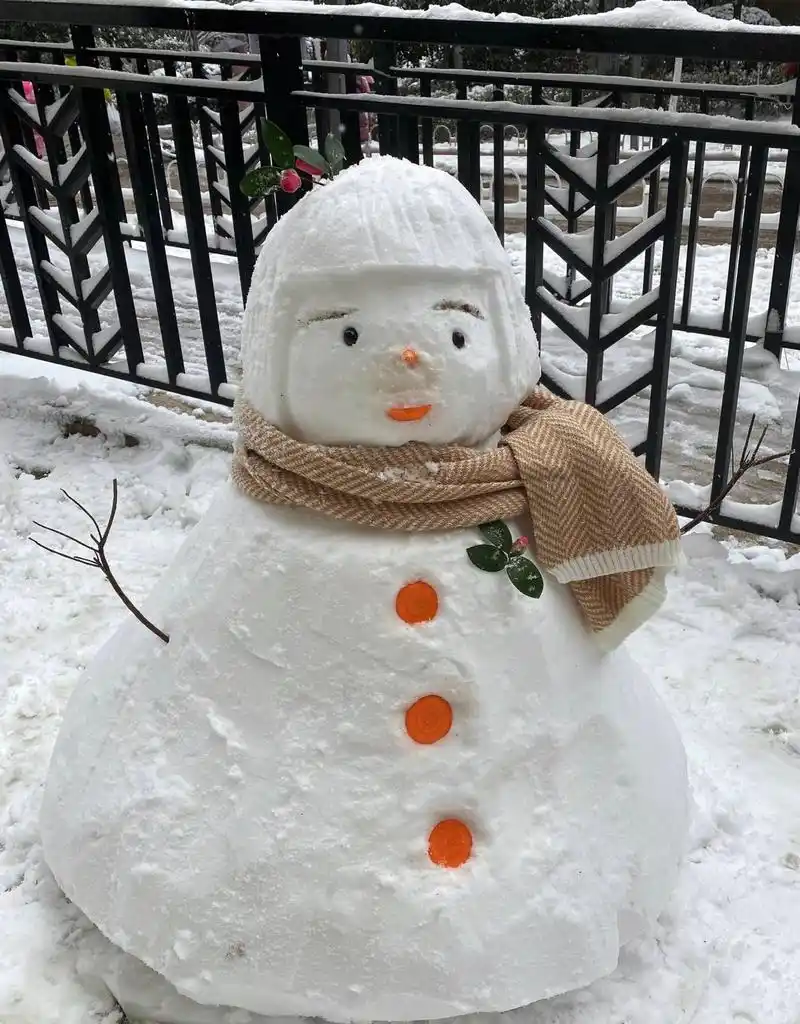 高手说:堆雪人的诀窍是"随便堆"