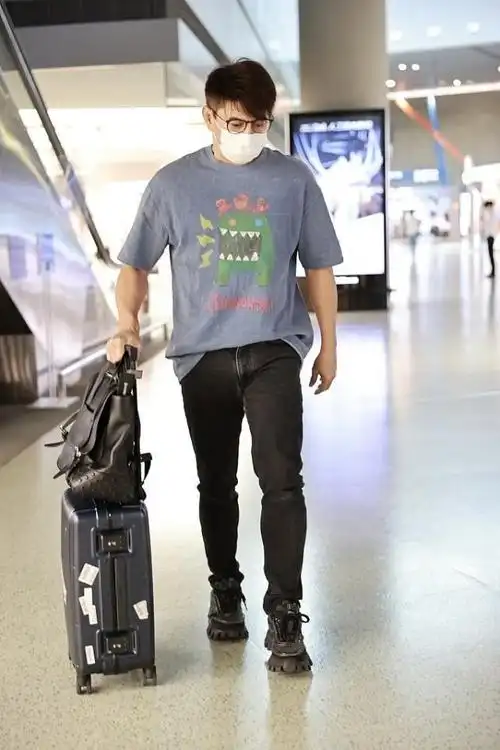 吴奇隆年近半百不忘运动穿运动装打高尔夫全身肌肉还是很结实