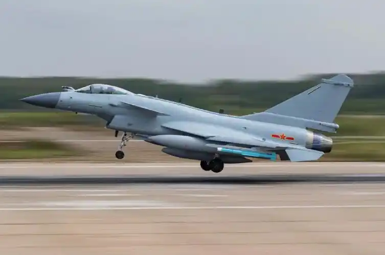 在歼20战机扛起中国空军颜值与战斗力大旗时代,歼10作为中国首款国产