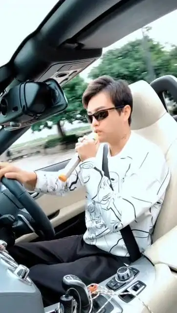 帅哥边开车边唱广东爱情故事声音好有磁性