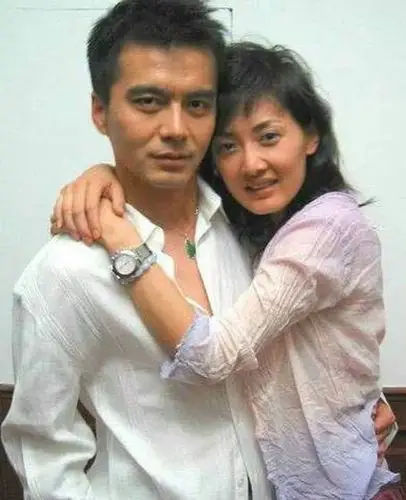 31岁娶了最美的何晴,45岁换了小12岁娇妻,而前妻过成这样