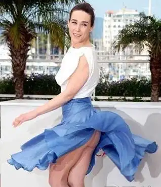 遮前面or遮后面?女星穿裙遭大风吹起太尴尬!-搜狐