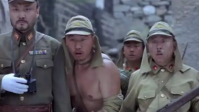 举起手来:组织撤离,郭达唱戏吸引鬼子注意,潘长江的举动太搞笑-影视综