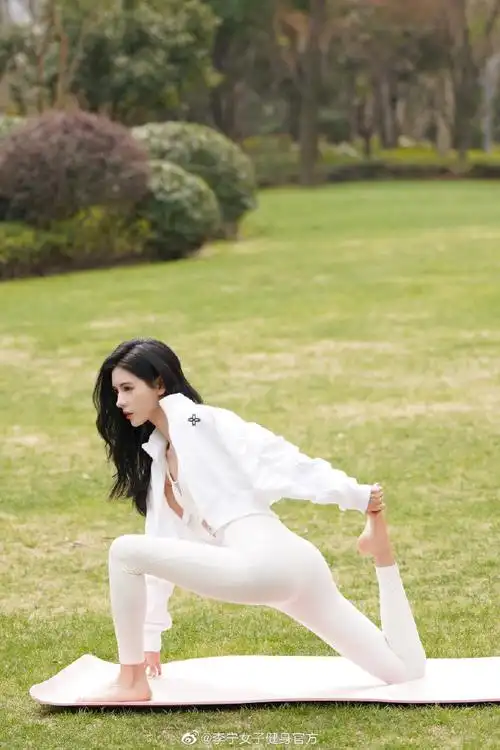 张予曦着李宁女子健身热汗装备,演绎春日柔韧灵感.