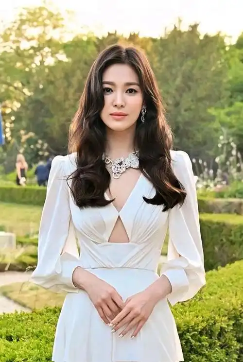 宋慧乔一身白色礼服长裙,真的是芳华绝代