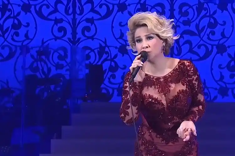 甄妮翻唱好久不见铁肺歌后真的厉害风采依旧