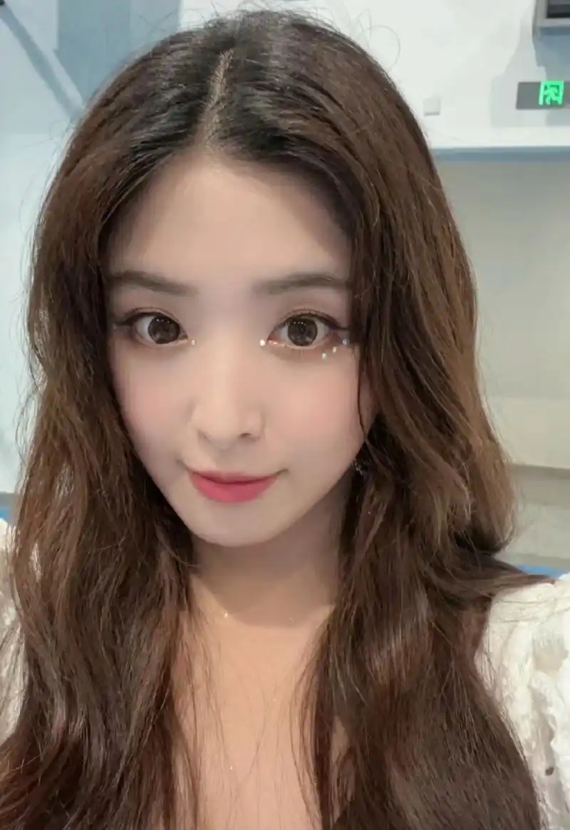 张含韵往眼睛周围贴水钻,在节目现场自拍甜美感十足,她录制当天穿的