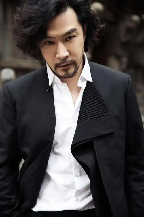 黄维德黑色西装绅士有型 释放硬汉荷尔蒙