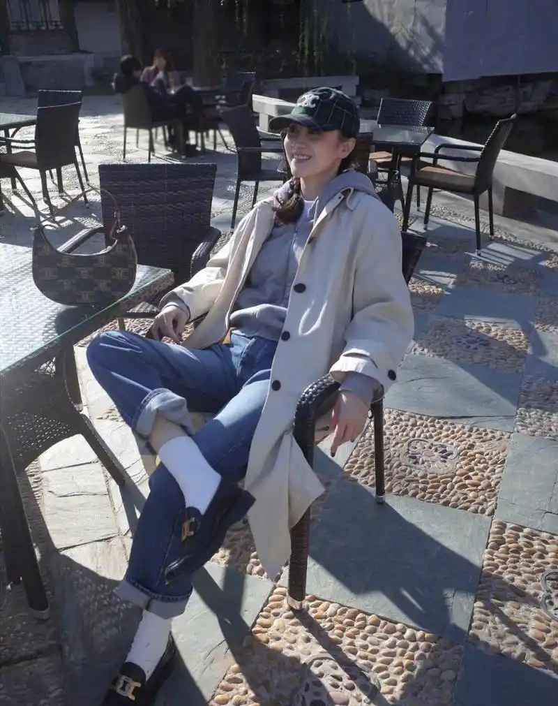 宋佳春日私服街拍,灰色的卫衣叠搭,浅杏色风衣悠闲又自在